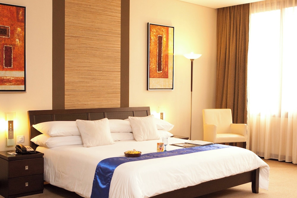Suite, 1 King Bed, City View photo 1