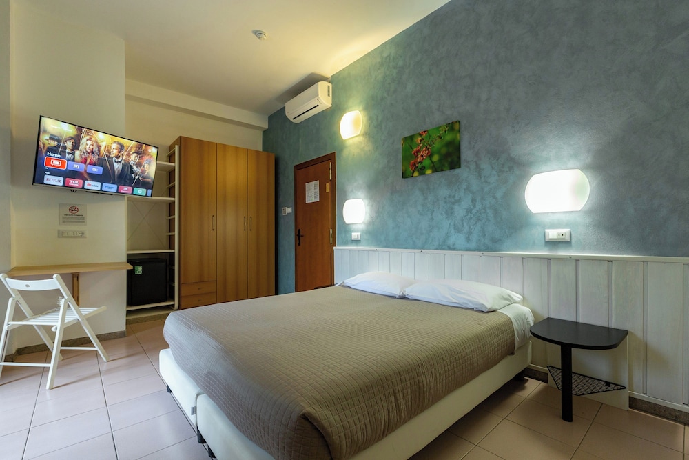Classic Triple Room, Balcony - Photo 2