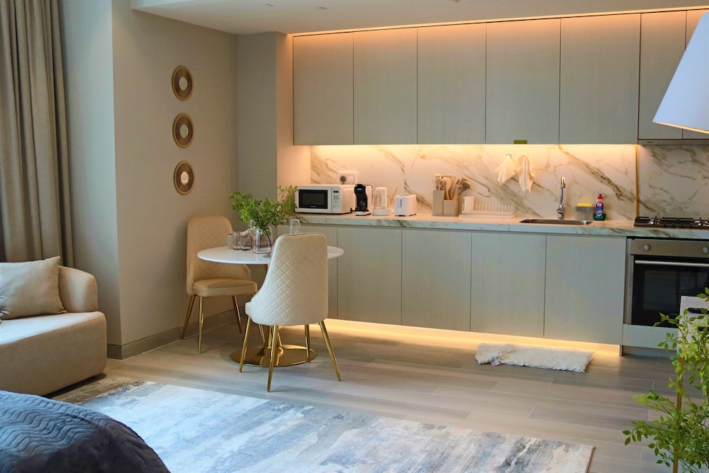 Premier Studio, 1 Queen Bed, Pool Access, City View photo 3