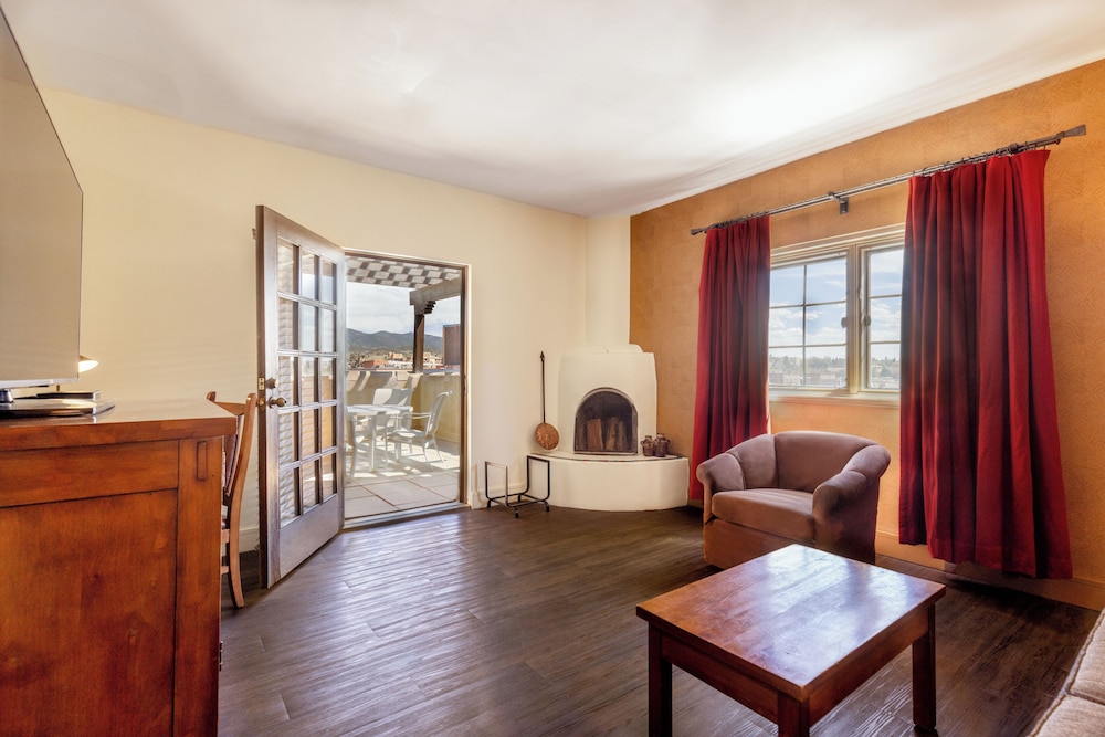 Superior Suite, 1 King Bed, Mountain View (One Bedroom King Suite)