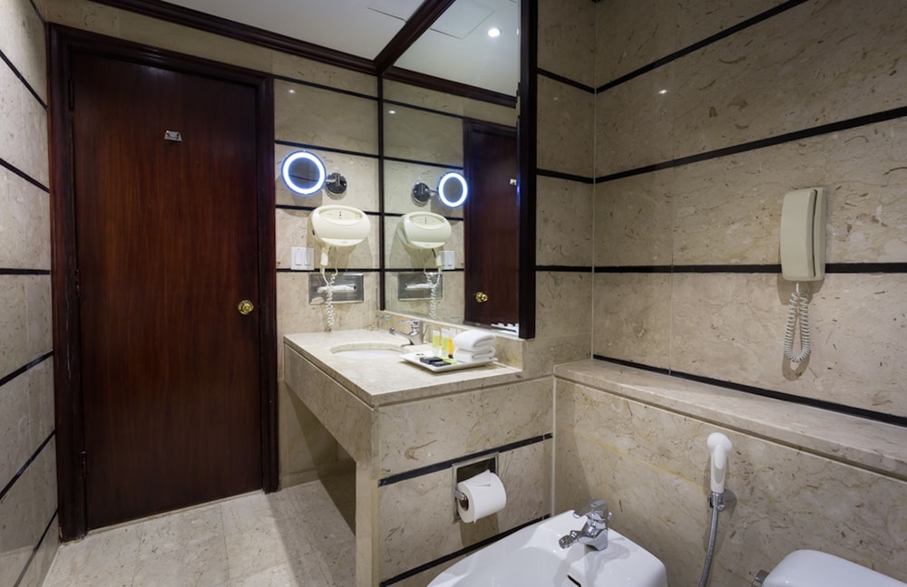 Suite, 3 Bedrooms - Photo 14