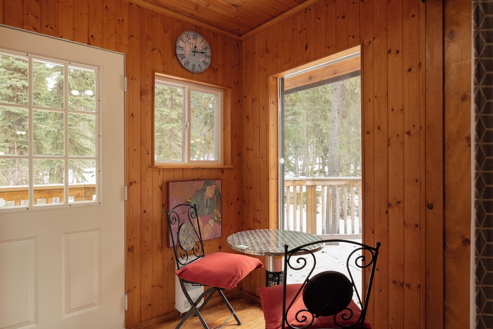 Family Cottage, 2 Queen Beds - 8 Minutes from Main Lodge photo 3