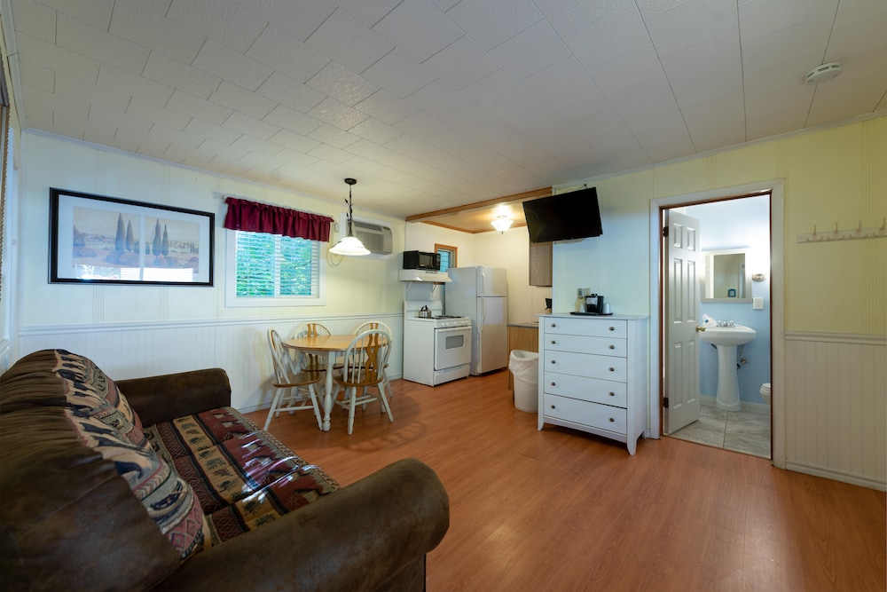 Deluxe 2 Bedroom Suite, Private Deck, Kitchen