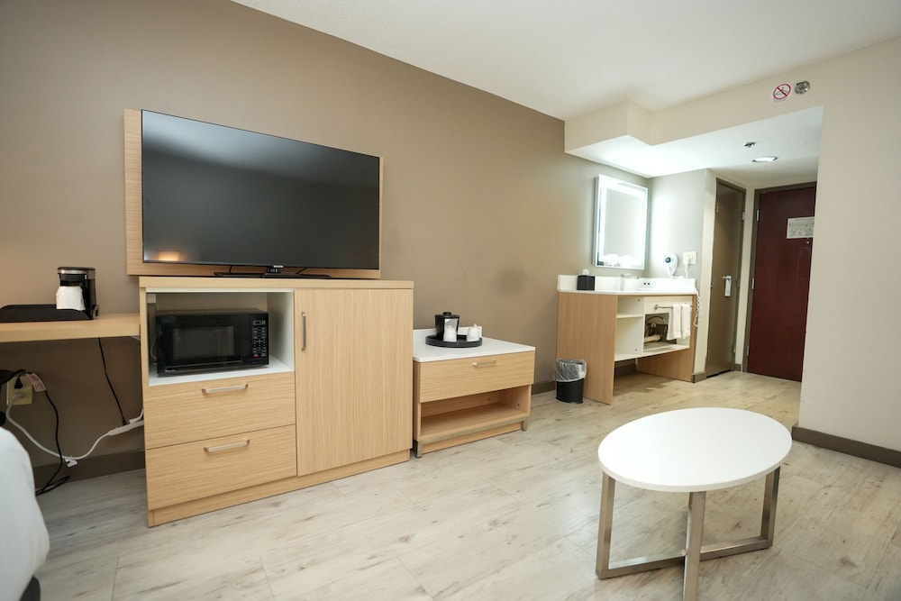 Room, 1 King Bed, Non Smoking (Mobility Accessible) - Photo 2