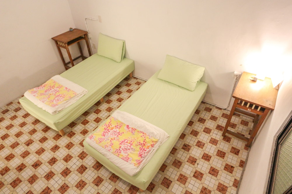 Basic Double Room, Mixed, Shared Bathroom photo 3
