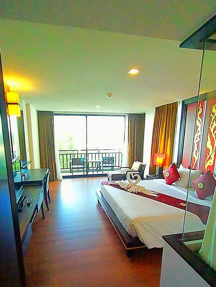 Deluxe Room, Sea View (King Bed) photo 1