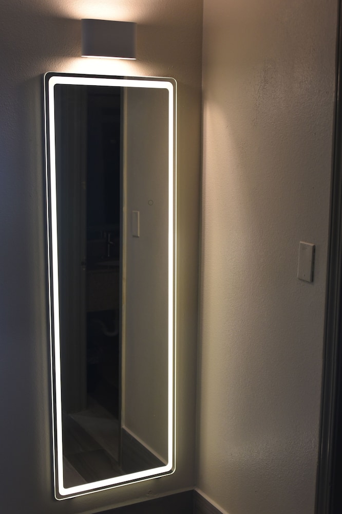 Deluxe Room, 1 King Bed, Non Smoking (Interior Room) photo 2