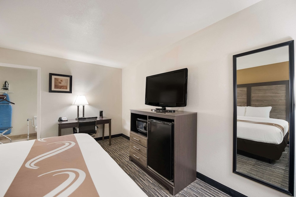 Room, 1 King Bed, Accessible, Smoking - Photo 2