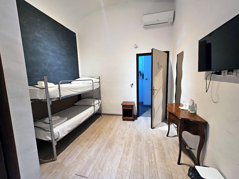 Classic Shared Dormitory, Women only