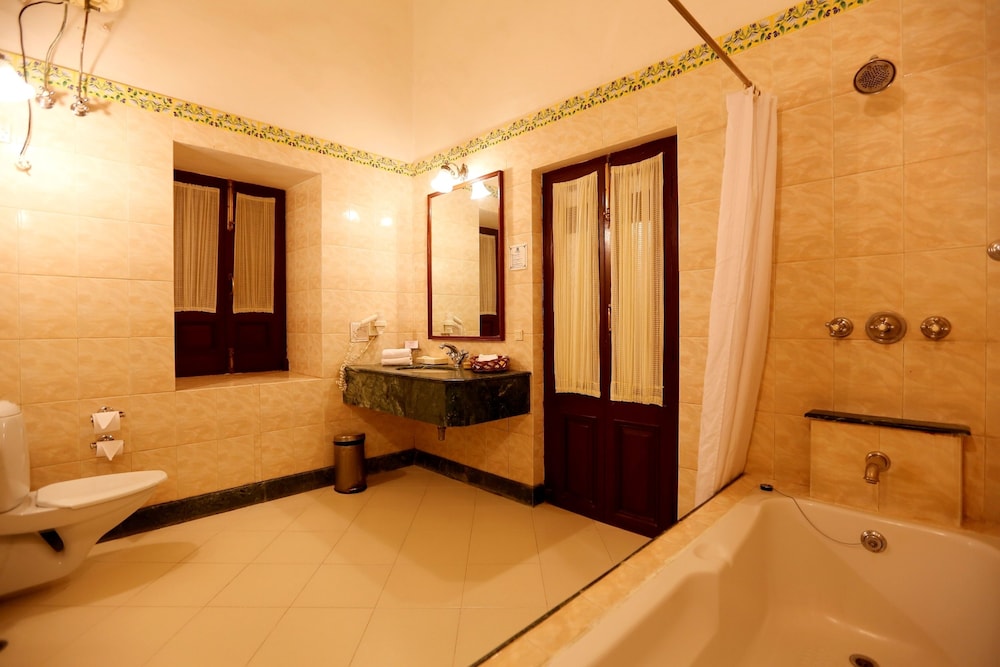 Deluxe Room - Photo 17