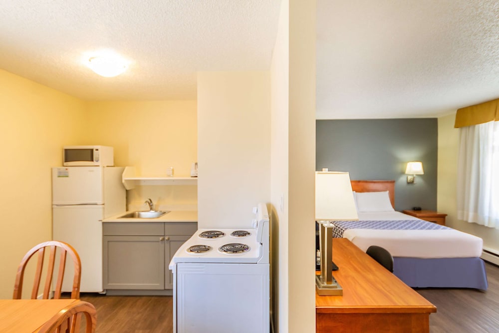 Suite, 1 Queen Bed with Sofa bed, Non Smoking, Courtyard View photo 3