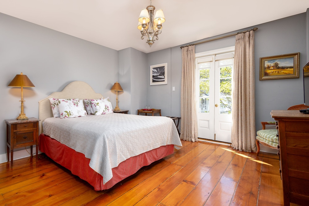 Superior Room, 1 Queen Bed, Balcony, Lake View photo 3