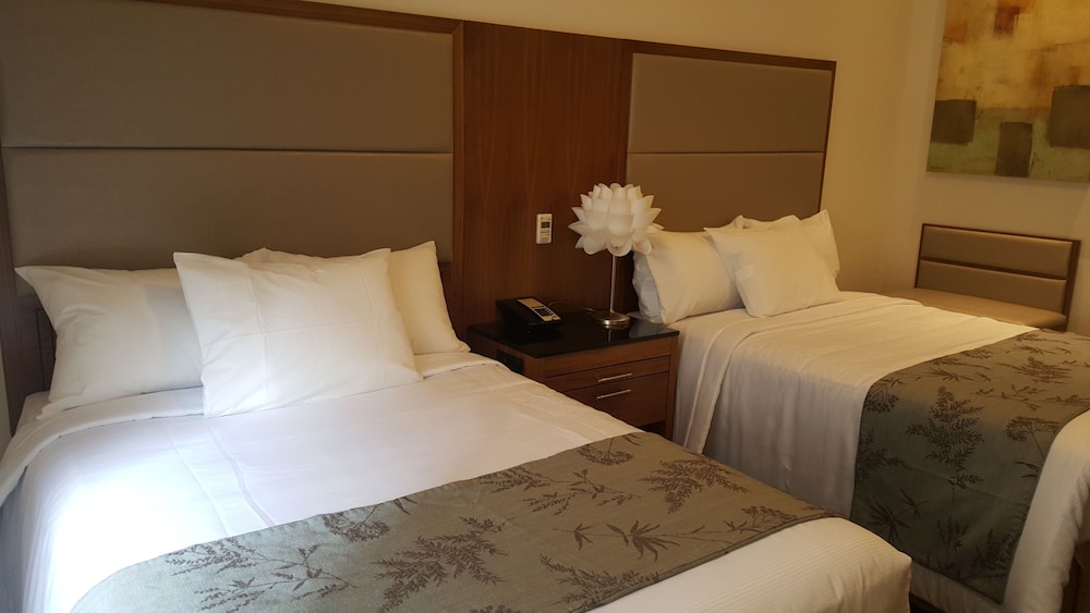 Standard Room, 2 Double Beds, Private Bathroom photo 2