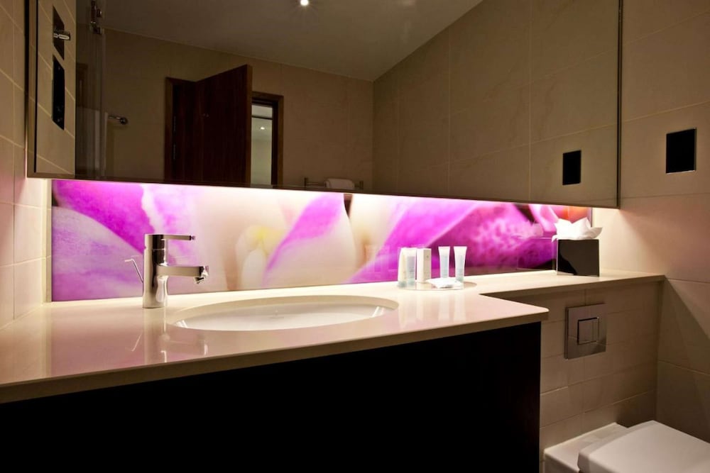 Executive Room, 1 Queen Bed, Club Lounge Access - Photo 2