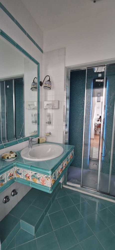 Deluxe Room, 1 Bedroom, Sea View - Photo 4