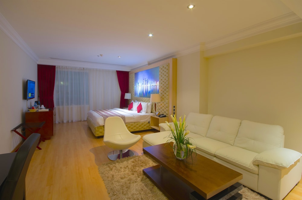 Suite, 1 King Bed, Non Smoking photo 1