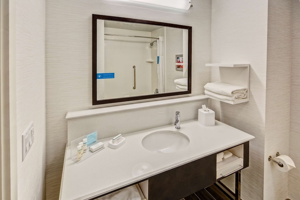 ADA Accessible, Studio, 1 King Bed, Accessible, Refrigerator & Microwave (Bathtub)