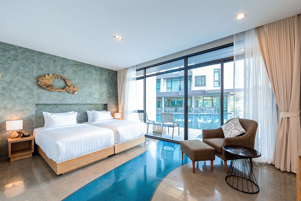 Deluxe Pool Access - King bed - Photo 3
