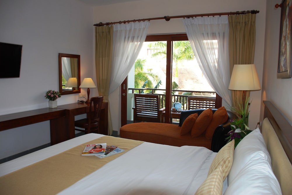 Deluxe Room, Pool View - Photo 4