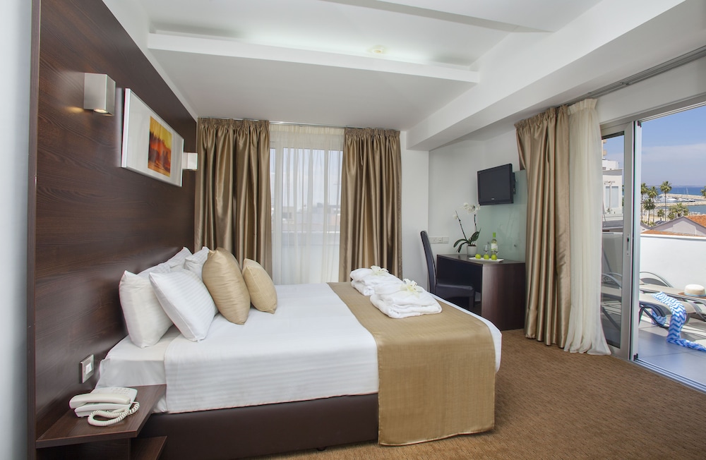 Grand Superior Triple Room photo 2