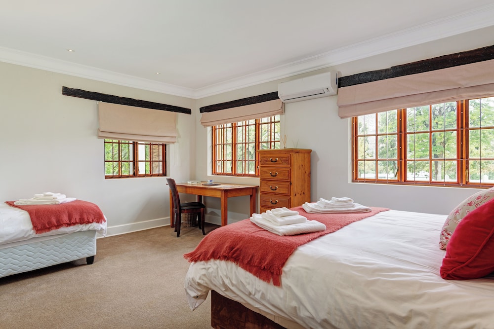 Clifton Main Two Bedroom Family Room photo 1