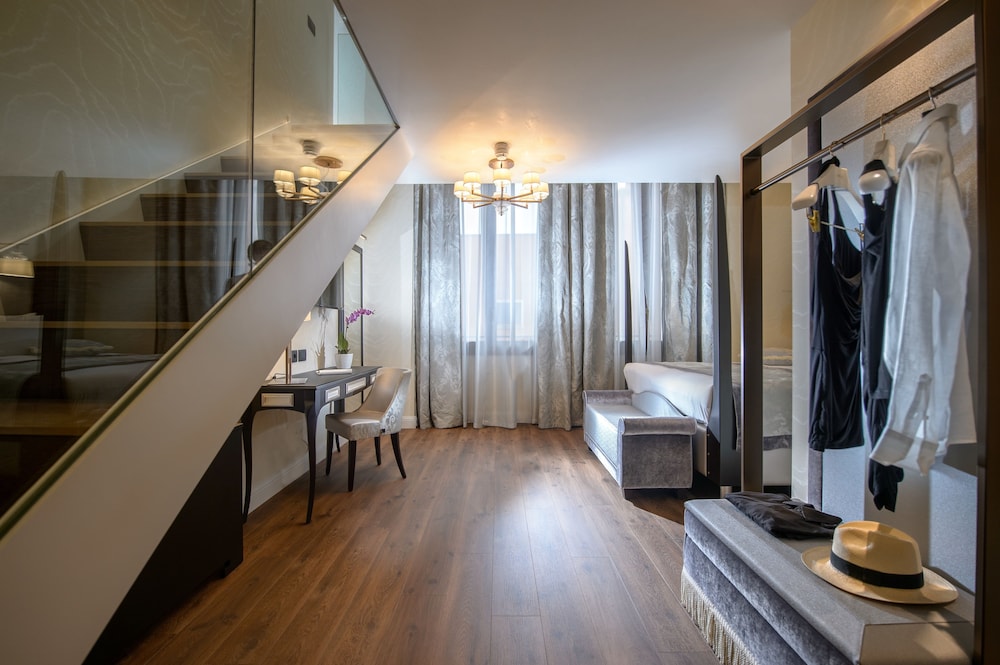 Honeymoon Suite, Jetted Tub, Canal View photo 2