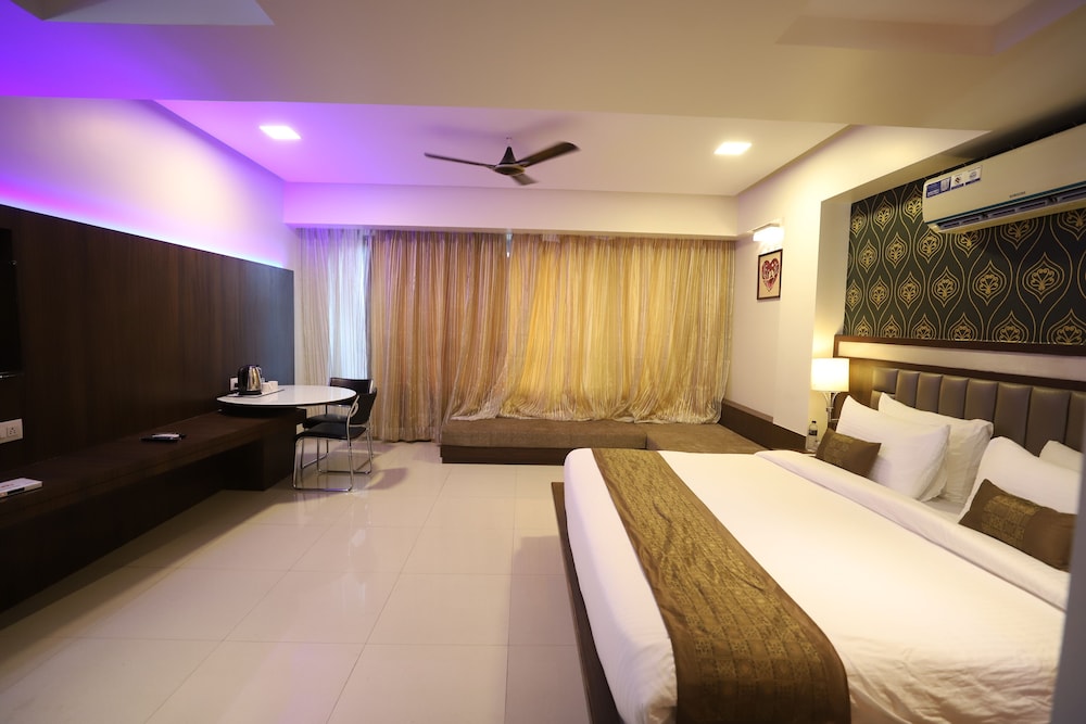 Suite Room - Photo 14