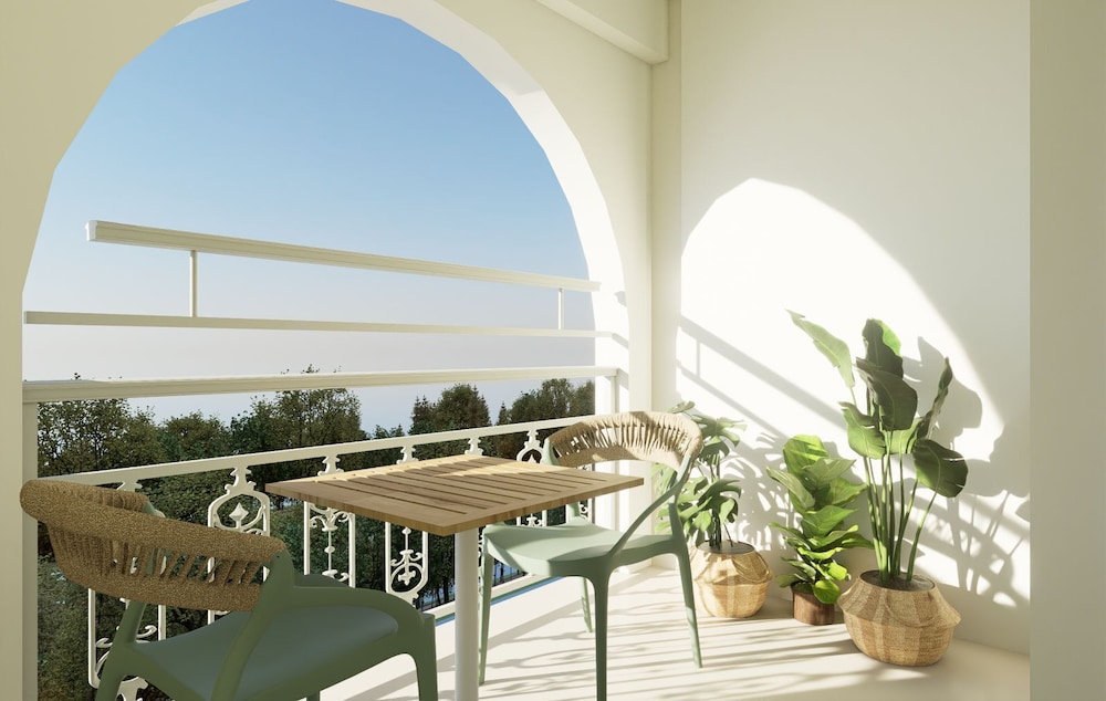Comfort Room, 1 Queen Bed, Ocean View