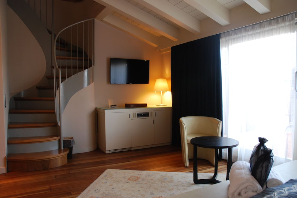 Suite, Partial Lake View (Prestige) - Photo 3