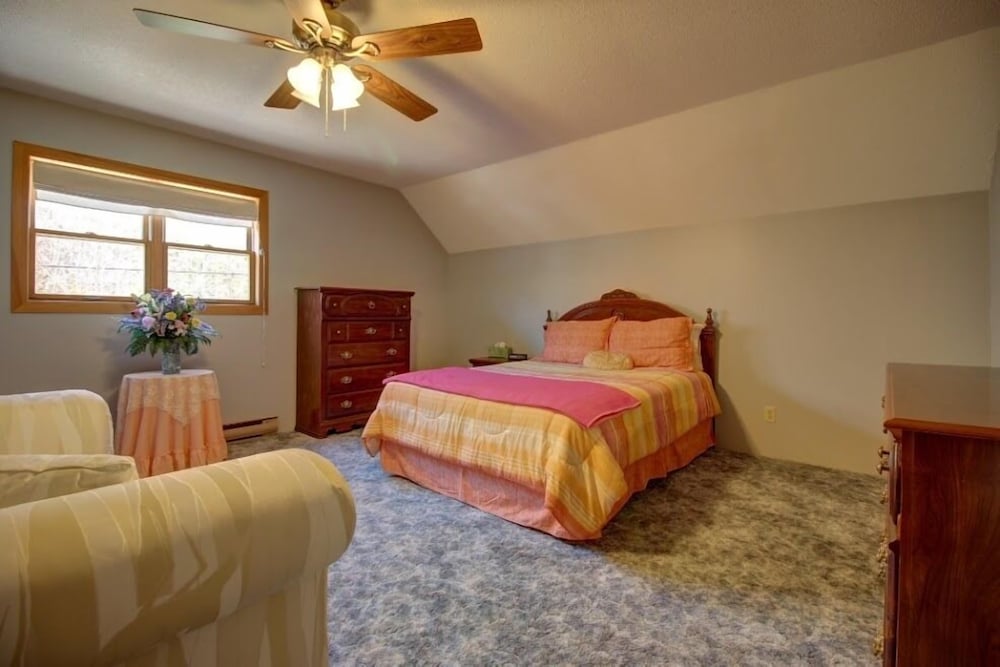 Standard Room, 1 Queen Bed photo 2