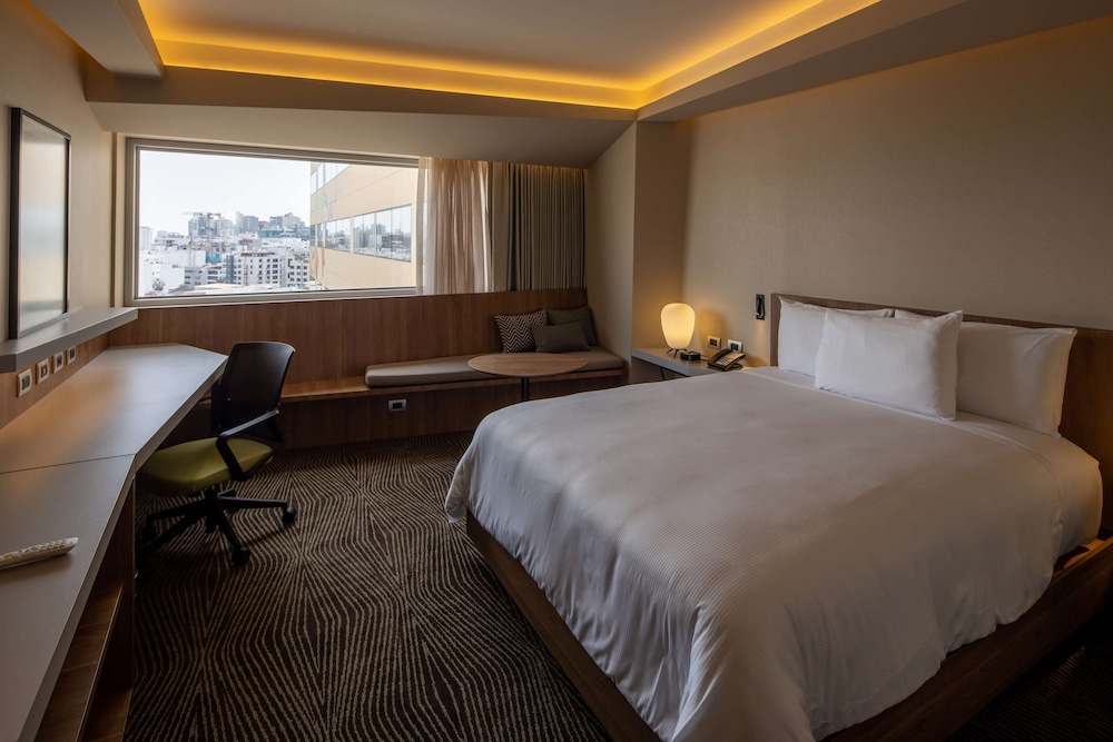 Room, 1 Queen Bed, City View - Photo 5