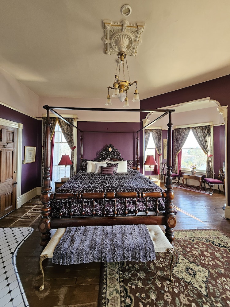 Traditional Room, 1 King Bed photo 1