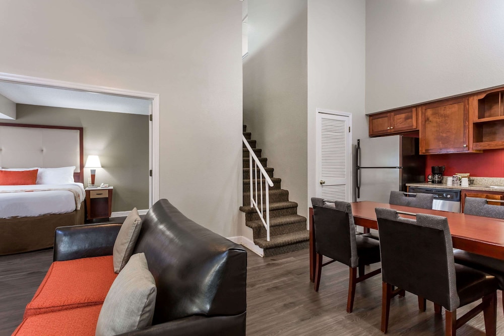 Two Bedroom Suite, 2 Queen Beds, Non Smoking - Photo 2