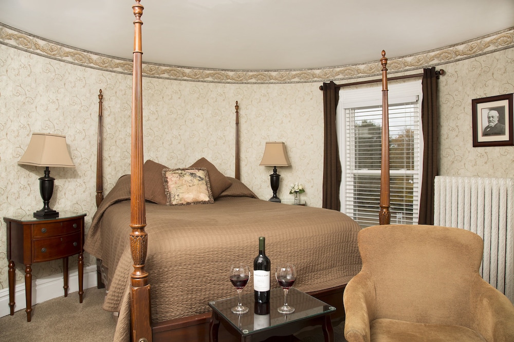 Harrison Deluxe Bedroom photo 1