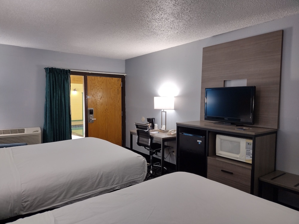 Room, 2 Queen Beds, Non Smoking, Poolside - Photo 2