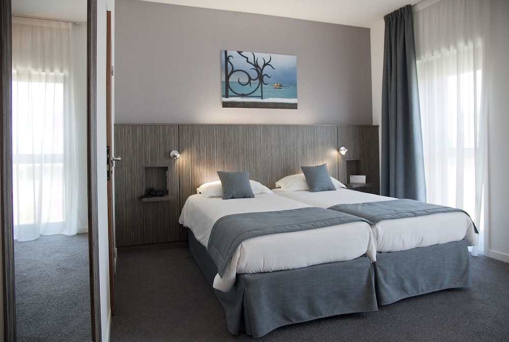 Superior Room, 1 King Bed photo 3