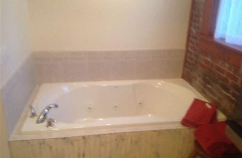 Deluxe Single Room, 1 King Bed with Sofa bed photo 2