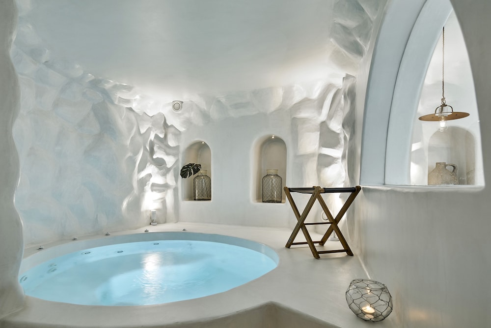Superior Suite with Indoor Hot Tub - Photo 16