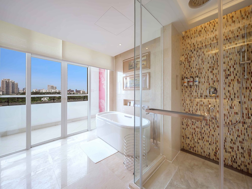Deluxe Suite, 1 King Bed, Balcony, Sea View - Photo 5