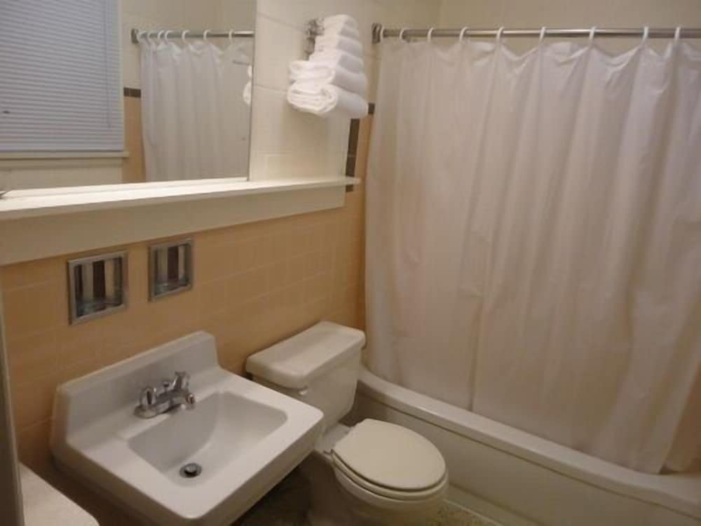 Traditional Room, 1 Queen Bed photo 2