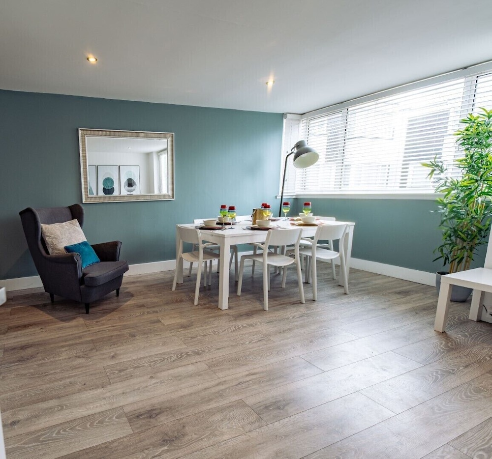 Brighton City Apartment *Parking Available* photo 3