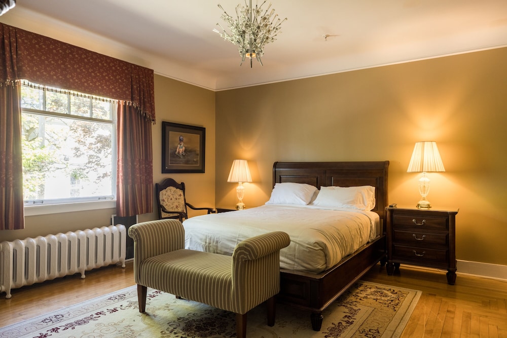 Executive Room, 1 Queen Bed (Sir Frederick Alderice Executive Room)