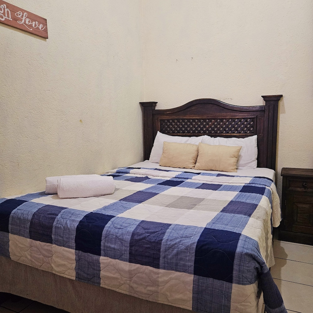 Standard Room, 1 Queen Bed photo 1