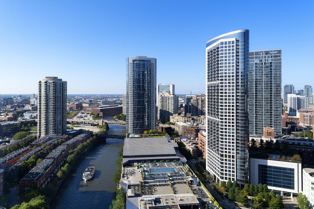 Premium Room, 1 King Bed (Chicago Skyline View) - Photo 12