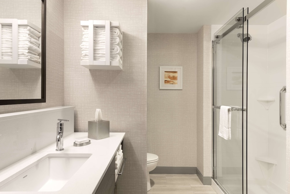 Room, 1 King Bed, Accessible, Bathtub - Photo 4