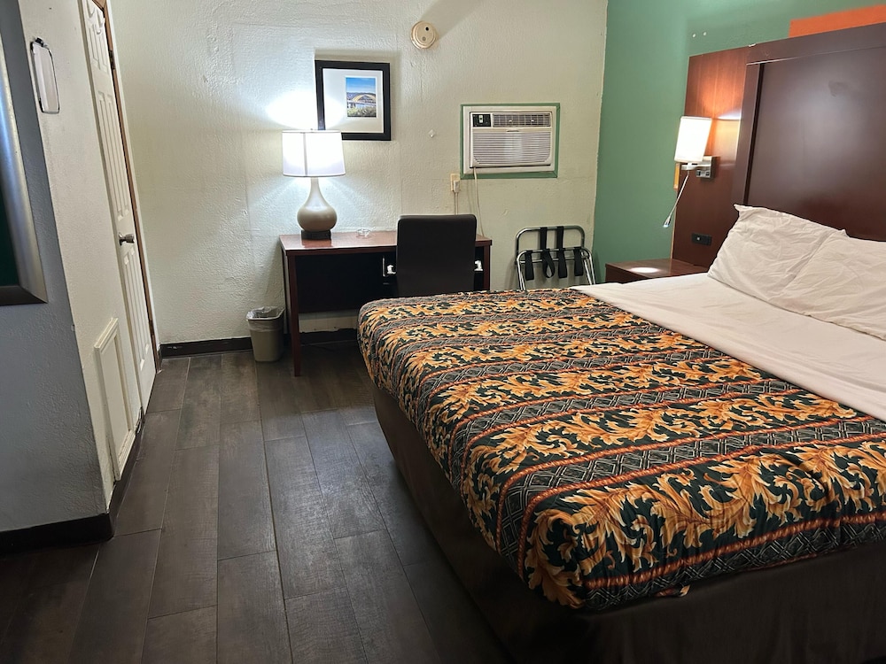 Room, 1 King Bed, Smoking - Photo 7
