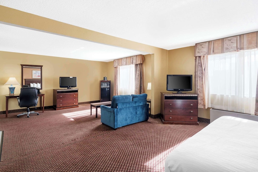 Suite, 1 King Bed with Sofa bed, Non Smoking photo 3