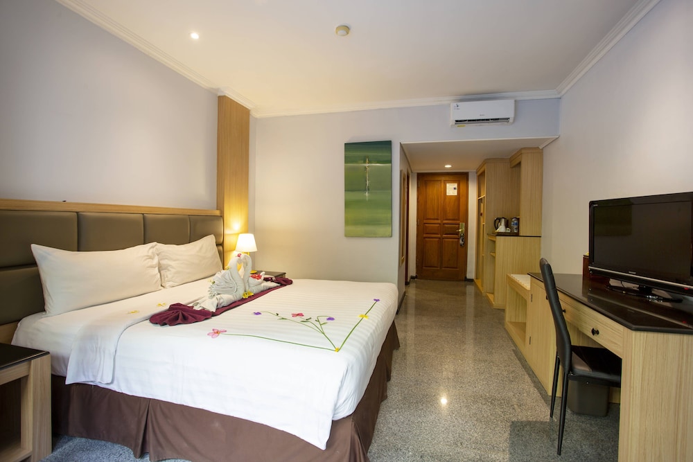 Deluxe Room, Pool View - Photo 7