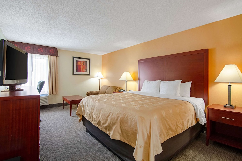 Standard Room, 1 King Bed, Non Smoking - Photo 1