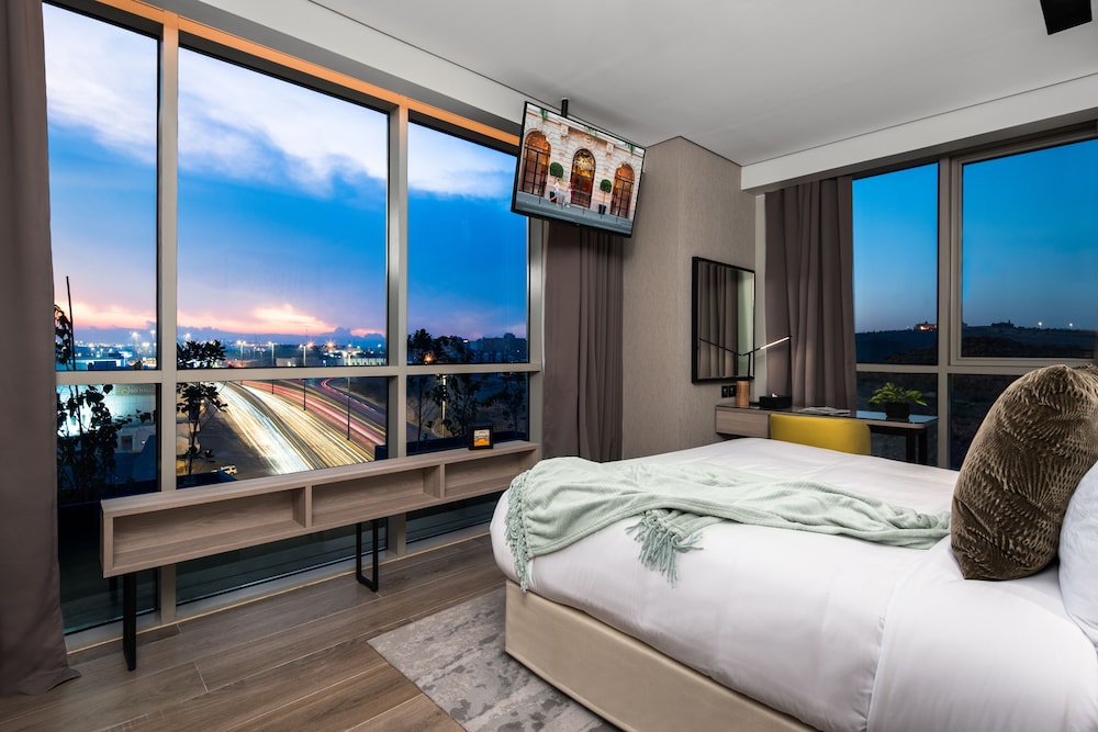 Deluxe Room, 1 Bedroom - Photo 1